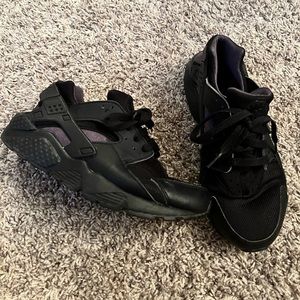 Black Nike huaraches